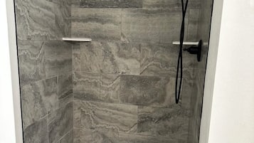 Douche, sĂšche-cheveux, serviettes fournies, savon