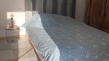 1 habitación, tabla de planchar con plancha, wifi y ropa de cama