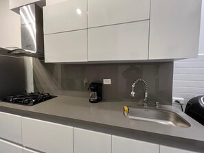 Microwave, blender, cookware/dishes/utensils, cleaning supplies - La 80 Laureles  (Medellín)