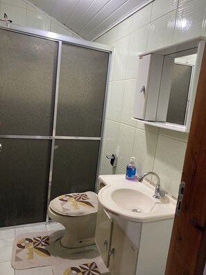 Ducha, toallas y papel higiénico