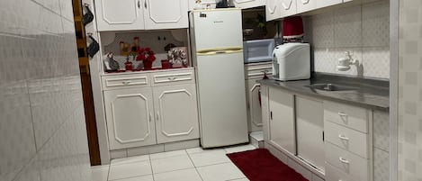 Réfrigérateur, micro-ondes, plaque de cuisson, cafetiÚre/bouilloire
