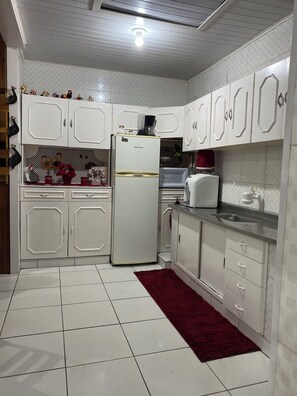 冷蔵庫、電子レンジ、コンロ、コーヒー / ティーメーカー