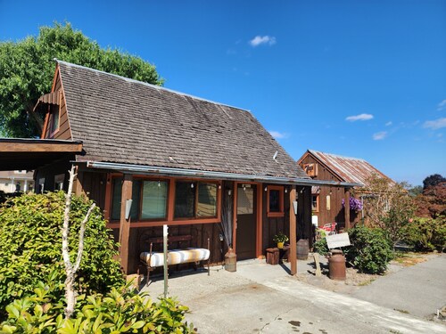 Cozy Country Cottage in the heart of Skagit Valley!