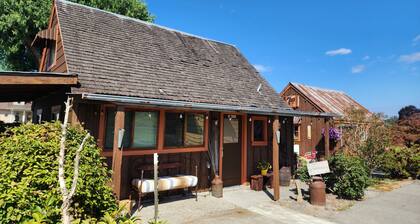 Cozy Country Cottage in the heart of Skagit Valley!