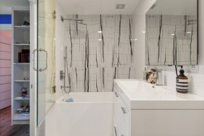 SĂšche-cheveux, serviettes fournies, savon, papier toilette