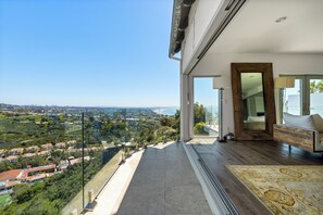 Interior - Modern and spacious 4 bedroom house, spectacular ocean views (Los Angeles)
