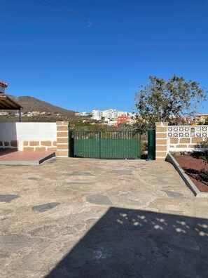 المنطقة المحيطة بالمنشأة