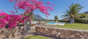 Terraced house with swimming pool