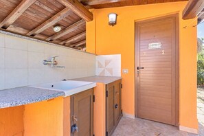 Douche, sèche-cheveux, bidet, serviettes fournies