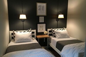 2 bedrooms, iron/ironing board, WiFi, bed sheets - Enjoy this 1200 square foot Man cave with recording studio , full bar , sleeps 6 (Las Vegas)