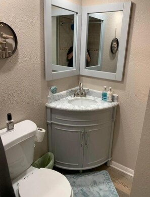 Dusche, Haartrockner, Handtücher, Seife