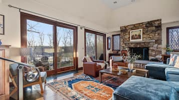 Smart-TV, Kamin, Bücher