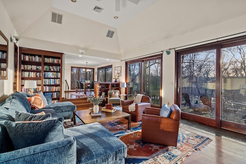 Ipswich Riverfront Lodge / Horse Friendly Barn+Paddocks / Kayak+Canoe/ Sleeps 10