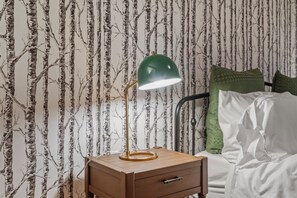 5 habitaciones, escritorio y tabla de planchar con plancha 