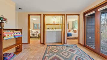 5 Schlafzimmer, Schreibtisch, Bügeleisen/Bügelbrett, Reisekinderbett