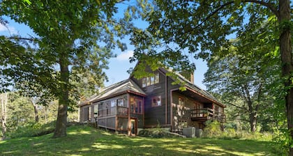 Ipswich Riverfront Lodge / Horse Friendly Barn+Paddocks / Kayak+Canoe/ Sleeps 10