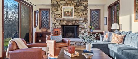 Smart-tv, eldstad och böcker