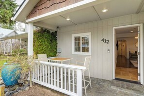 Outdoor dining - Sanders Beach Retreat, walk to DT & Sanders beach! (Coeur d'Alene)