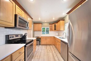 ثلاجة، ميكروويف، فرن، موقد طهي مسطح