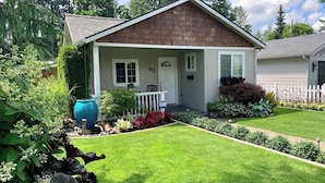 A single-story house with a front porch, a mailbox, and a number 417 sign. - Sanders Beach Retreat, walk to DT & Sanders beach! (Coeur d'Alene)