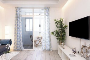 2 bedrooms, iron/ironing board, internet, bed sheets