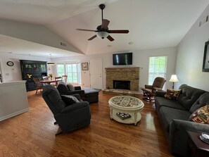 Smart TV, fireplace, books - Secluded Acreage Surrounded by Mountain Views with Serene Creekside Sanctuary (Franklin)