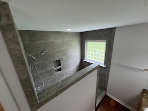 Douche, séchoir à cheveux, serviettes fournies, savon