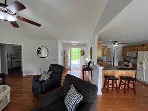 Smart TV, fireplace, books - Secluded Acreage Surrounded by Mountain Views with Serene Creekside Sanctuary (Franklin)