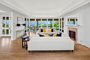 Smart TV, fireplace, books, stereo - La Provence Carmel Valley Villa   Luxe7 (Carmel Valley)