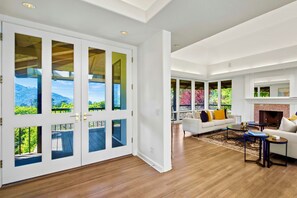 Smart TV, fireplace, books, stereo - La Provence Carmel Valley Villa   Luxe7 (Carmel Valley)