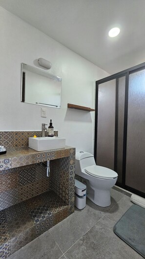 华丽客房, 城市景观 | 浴室 | 淋浴设施、吹风机、毛巾