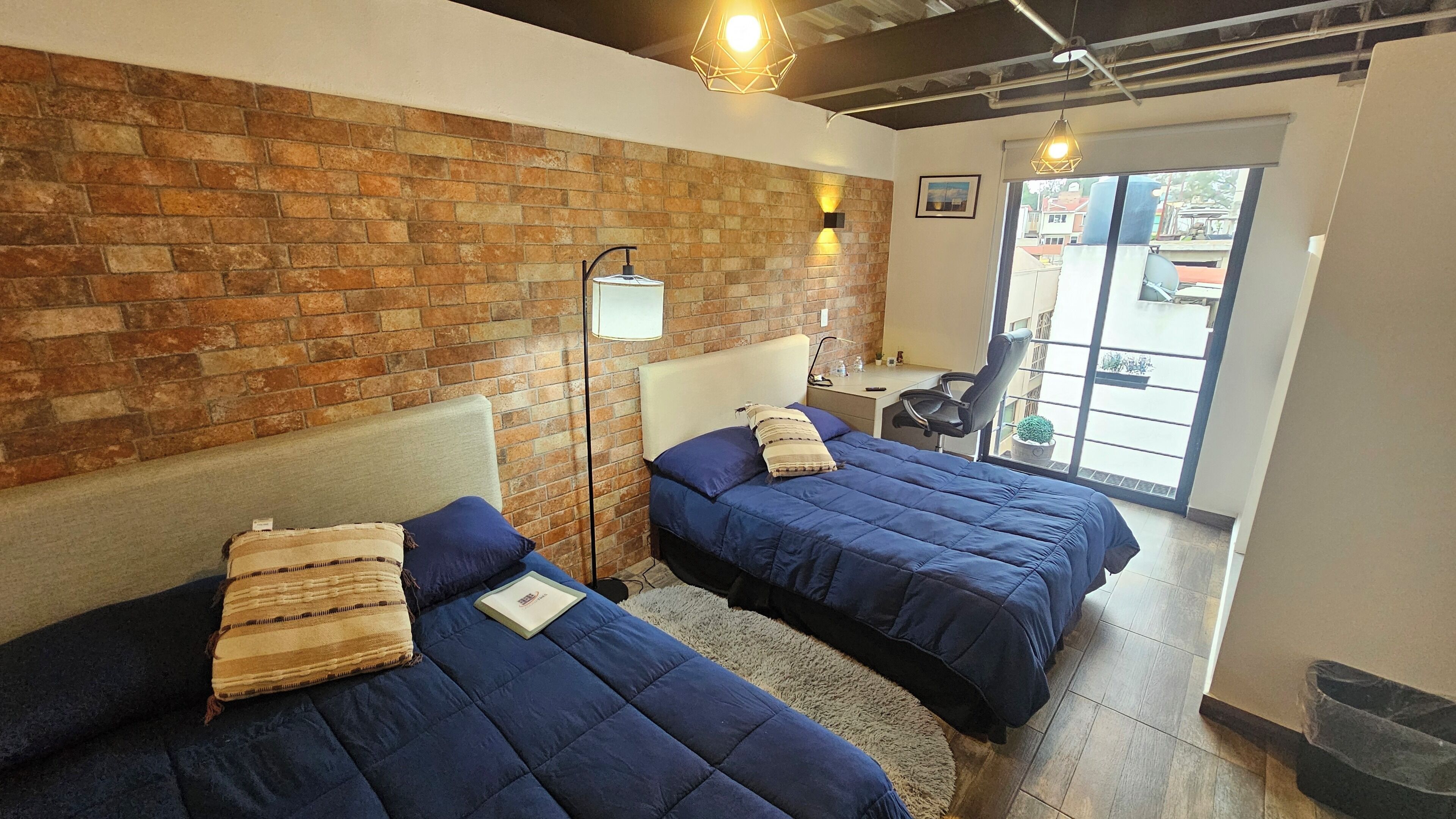 1 habitación, caja de seguridad en la habitación y escritorio 