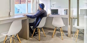 Habitación Deluxe, vistas a la ciudad | 1 dormitorio, caja fuerte, escritorio