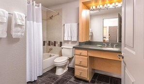 Sèche-cheveux, bidet, serviettes fournies, savon