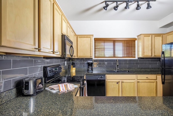 Jääkaappi, mikroaaltouuni, liesi, astianpesukone