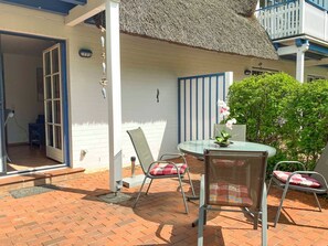 Outdoor dining - Gemütliche Ferienwohnung in Reetgedeckter, Ruhiger Ferienanlage! - Achtern Diek (Zingst)
