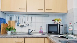 Fridge, microwave, oven, stovetop - Charmante Erdgeschosswohnung in Reetgedeckter, Ruhiger Ferienanlage! - Achtern Diek (Zingst)