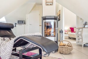 Televisión, chimenea y estéreo 