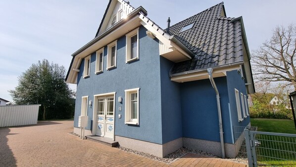 Unclassified image, 1 of 19, button