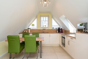 Kylskåp, mikrovågsugn, ugn och spishäll