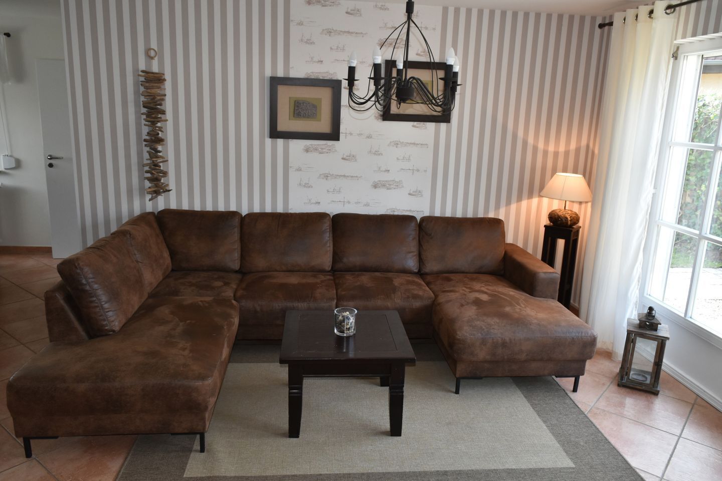 Fernseher, Kamin, DVD-Player