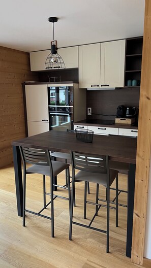 Kühlschrank, Mikrowelle, Ofen, Geschirrspüler