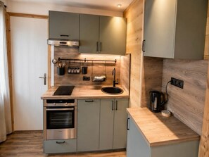 Coffee/tea maker, fridge, microwave, oven