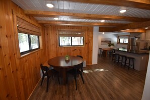 Dining - 4 Moose Cabin, a Recreation Haven, A recreation haven just 25 minutes from Yellowstone Park (Fremont County)