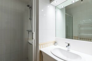 Dusche, kostenlose Toilettenartikel, Haartrockner, Handtücher