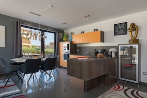 Fridge, microwave, stovetop, dishwasher