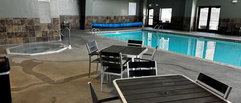 屋内プール、温水プール