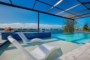 A heated pool - VILLA STINGRAY – HEATED POOL & SPA | LAKE VIEW | BOAT RENTAL + TOURS VOUCHER INCL. (Cape Coral)