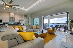 Smart-TV, filmbibliotek og stereoanlegg