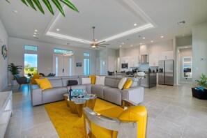 Smart TV, video library, stereo - VILLA STINGRAY – HEATED POOL & SPA | LAKE VIEW | BOAT RENTAL + TOURS VOUCHER INCL. (Cape Coral)